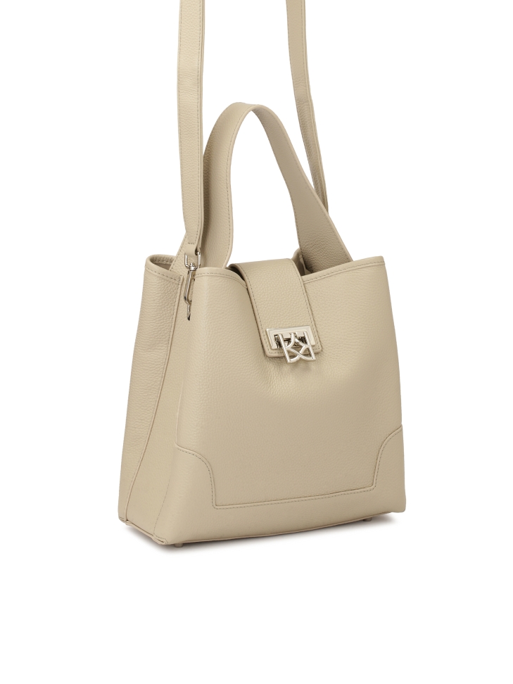 Jasnoszara torebka z ozdobnym zapięciem