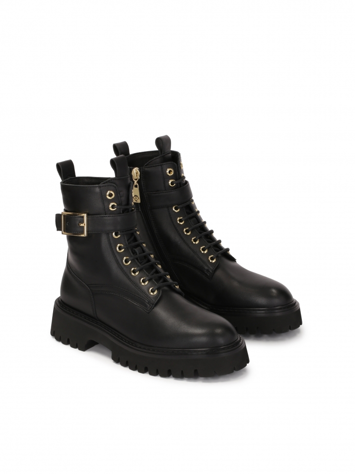 Czarne trzewiki na podeszwie z bieżnikiem