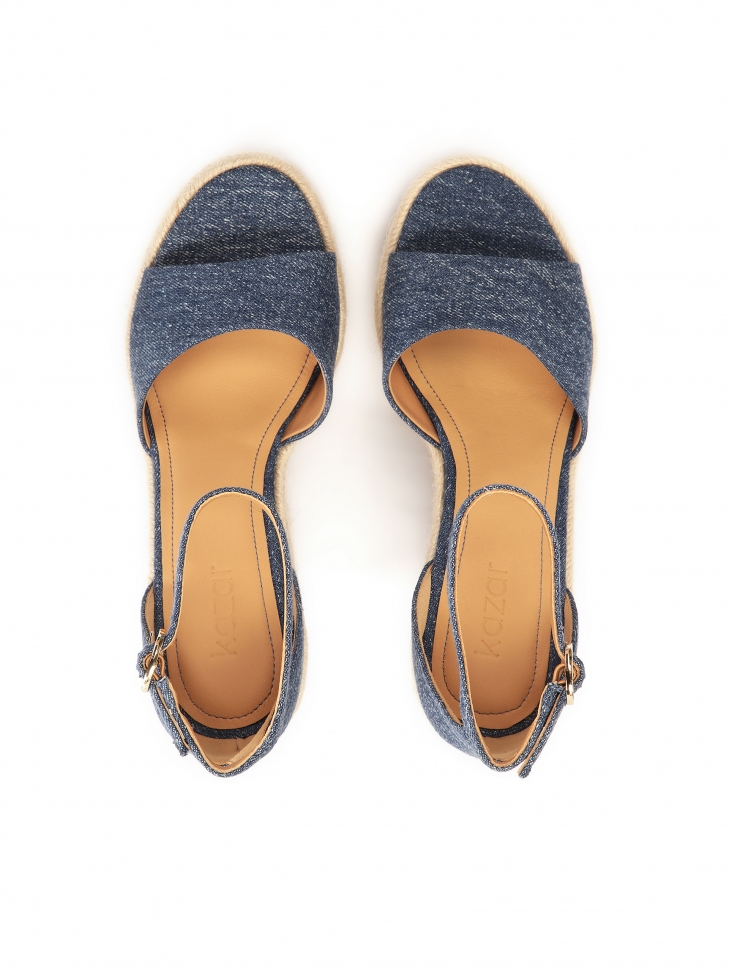Denimowe sandały na koturnie z paskiem wokół kostki