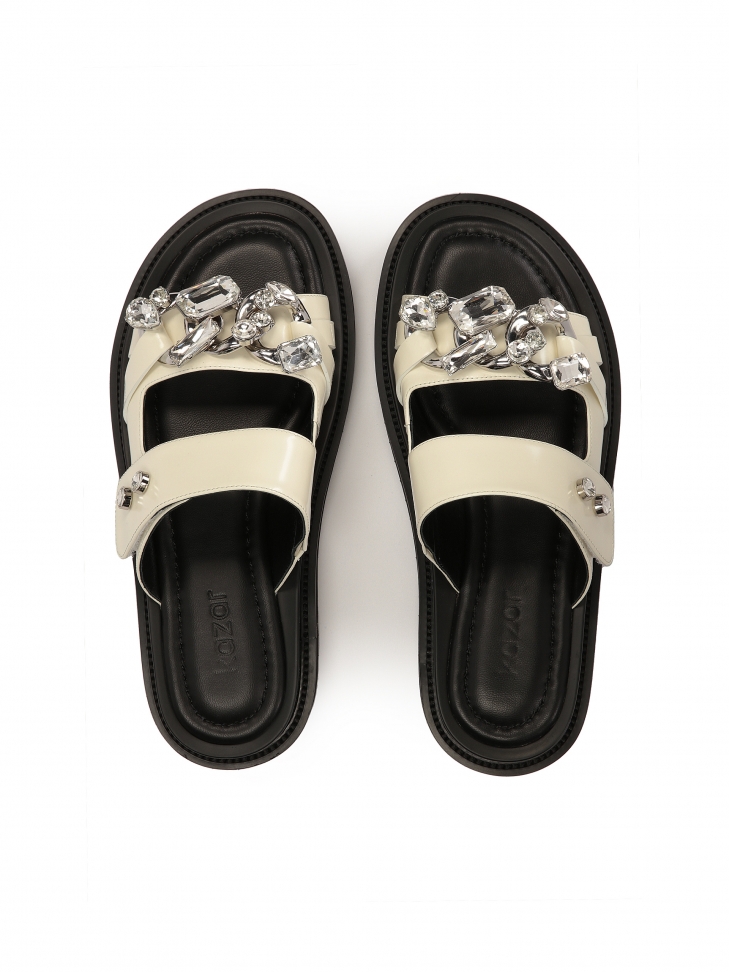 Płaskie skórzane klapki z eleganckim zdobieniem