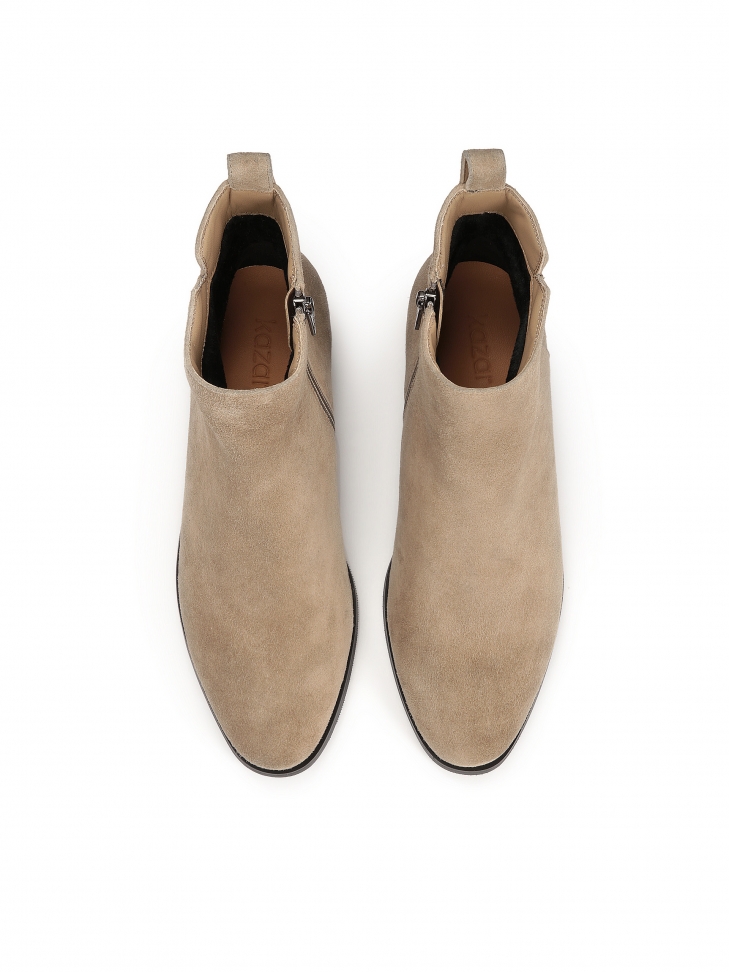 Zamszowe botki na płaskim obcasie
