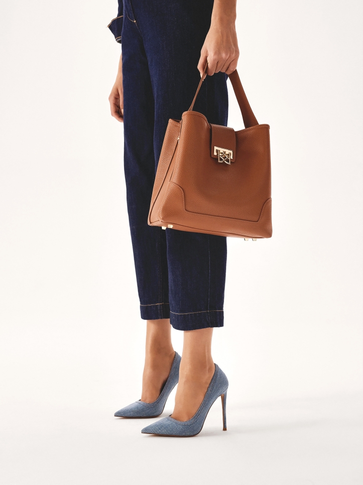 Brązowa torebka z uchwytem do ręki oraz paskiem na ramię