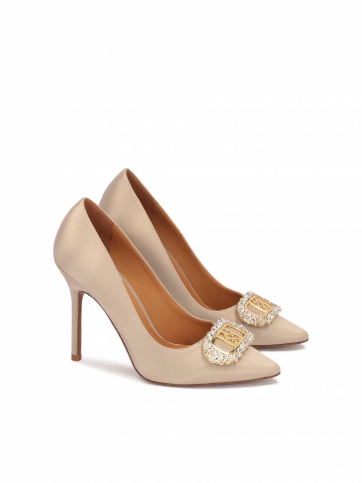 Zdobione beżowe czółenka ślubne z tkaniny