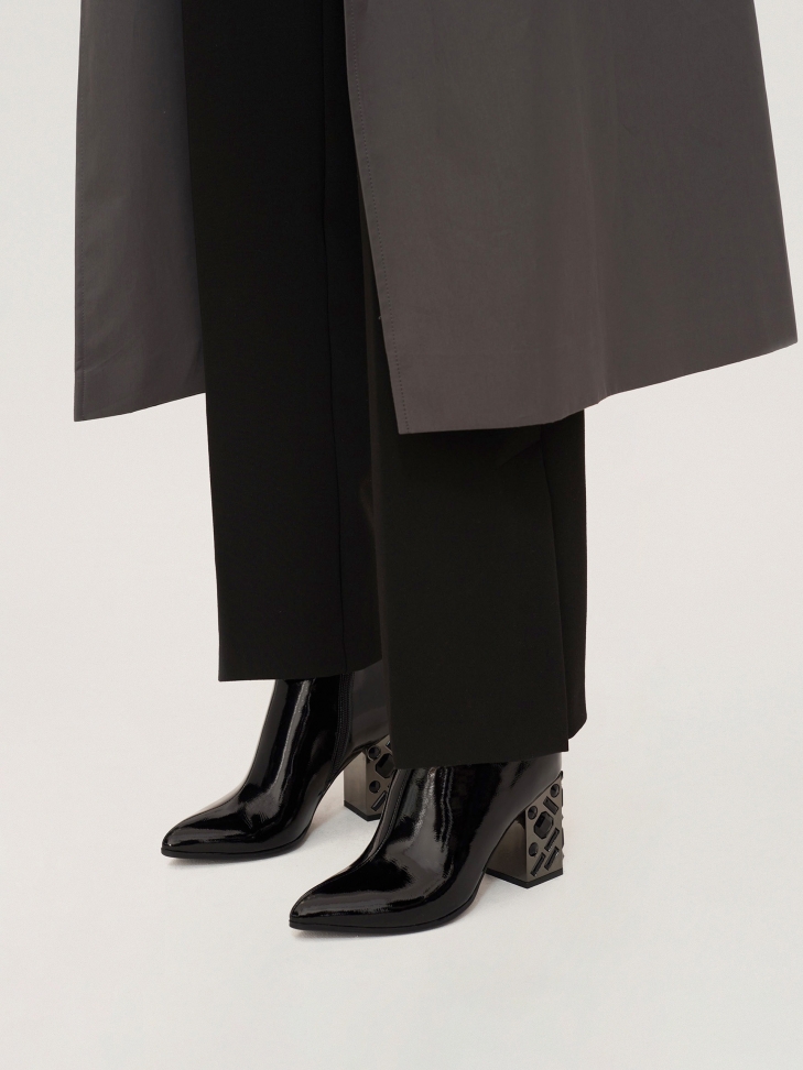 Czarne lakierowane botki z metalowym obcasem ozdobionym yształkami