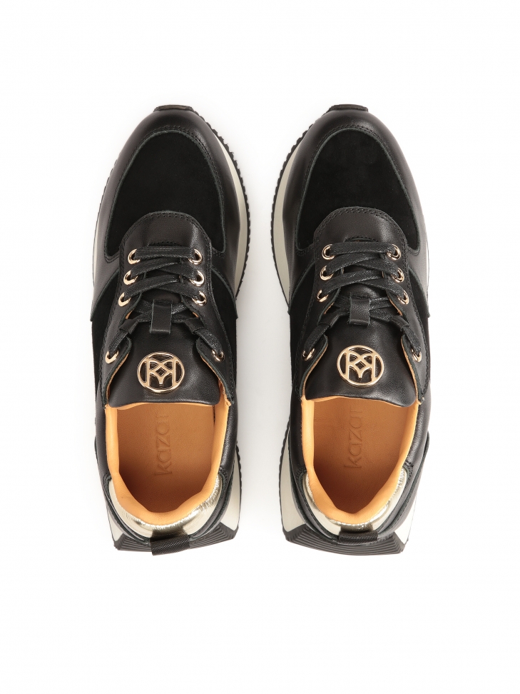 Czarne sneakersy na podwyższonej białej podeszwie