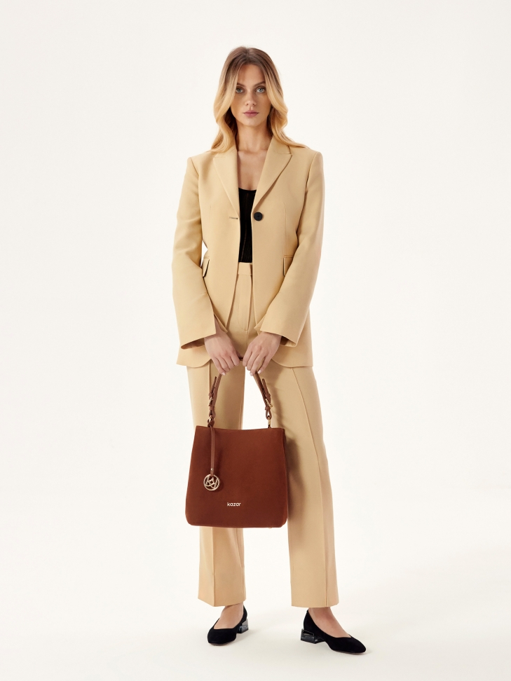 Zamszowe czółenka na niskim obcasie z tworzywa i metalu