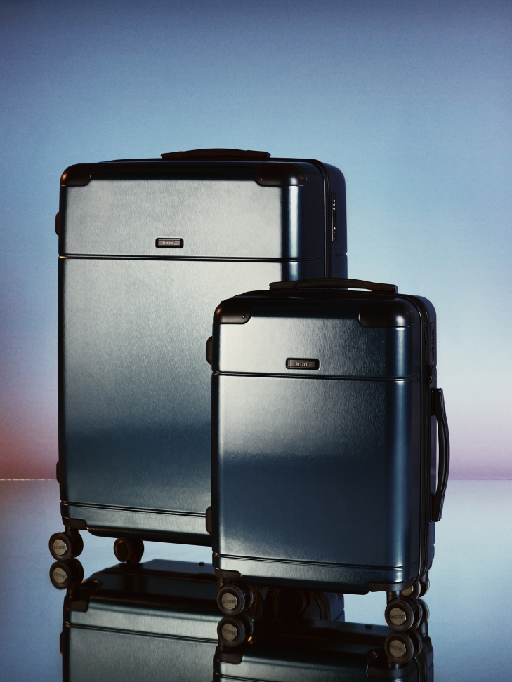 Duża pojemna walizka na kółkach z policarbonu