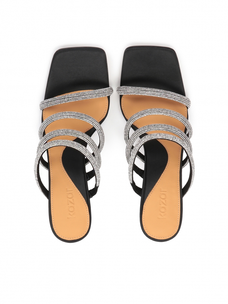 Zdobione yształkami klapki na obcasie