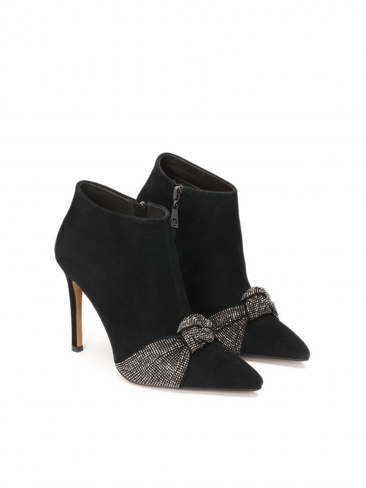 Botki na obcasie z błyszczącą ozdobą