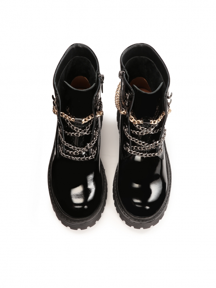 Lakierowane trzewiki z łańcuchami