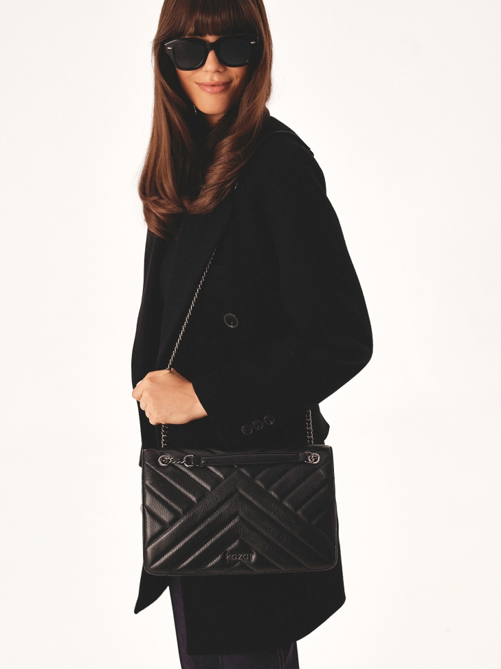 Czarna zdobiona torebka zawieszona na łańcuchu