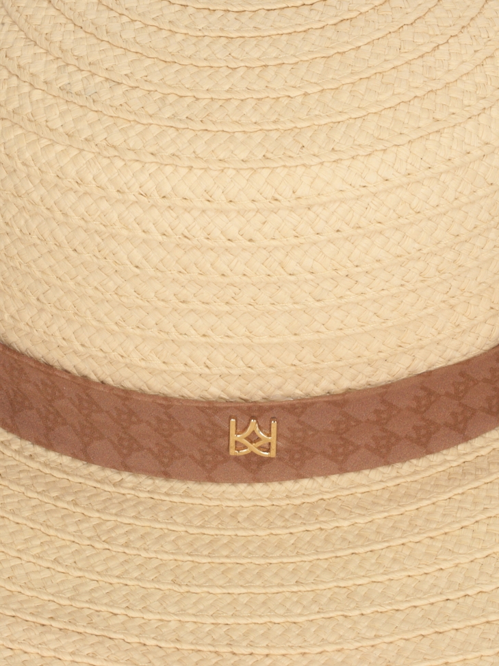 Słomkowy kapelusz z szerokim rondem