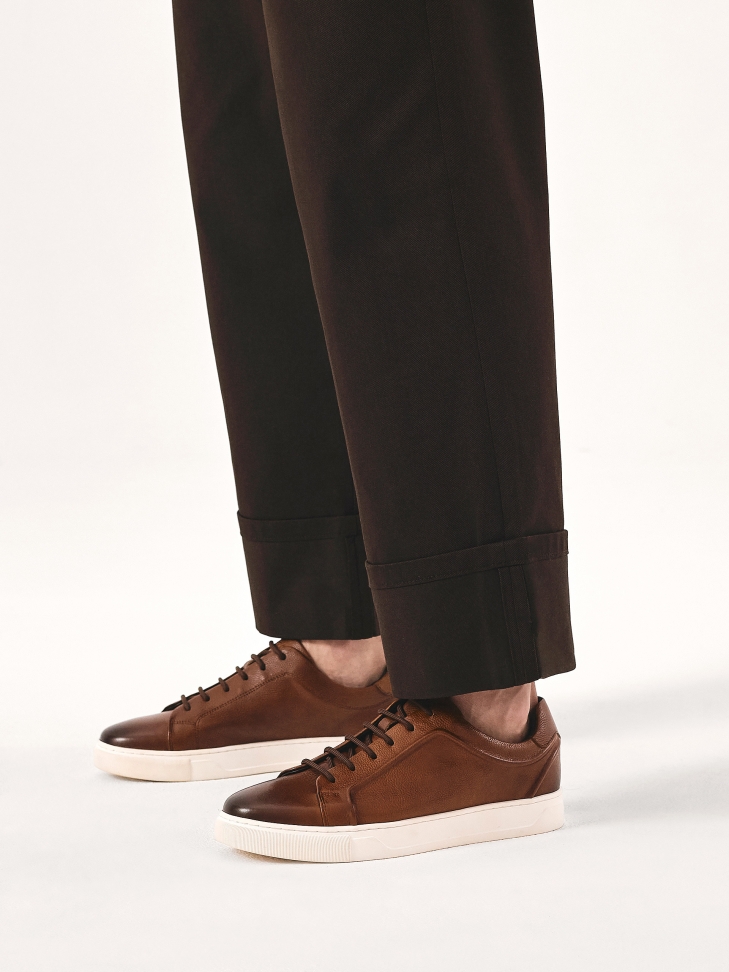 Brązowe sneakersy na białej podeszwie