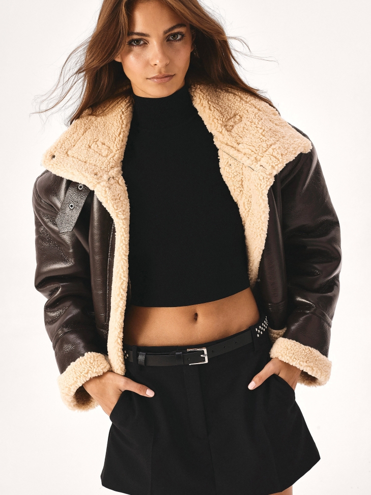 Czarny wąski pasek zdobiony srebrnymi nitami