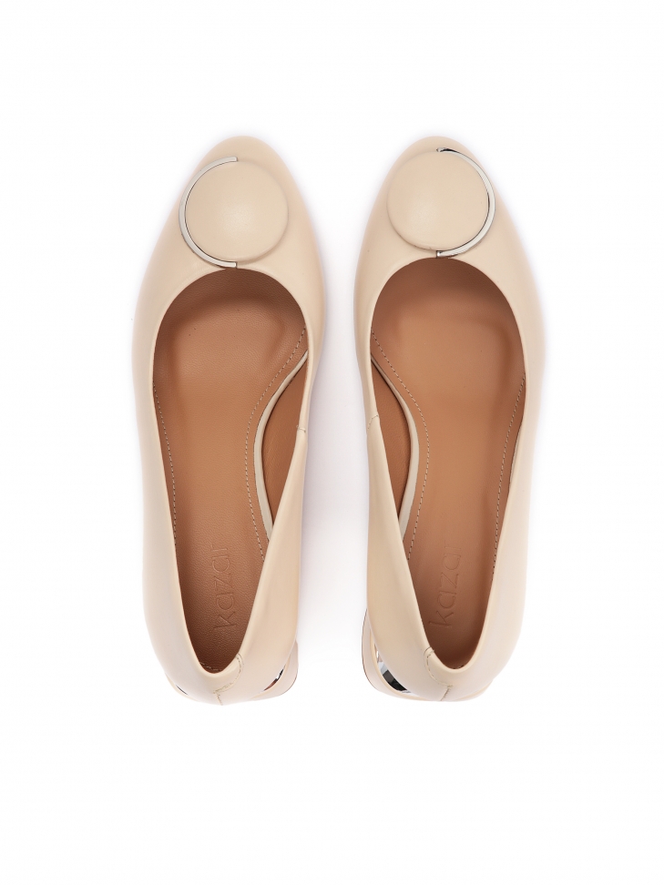 Beżowe czółenka skórzane na zdobionym obcasie