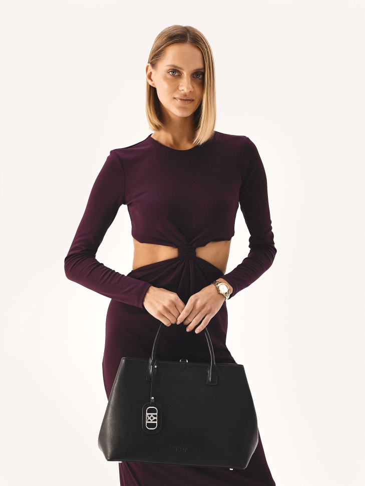 Czarna skórzana torebka w stylu minimal