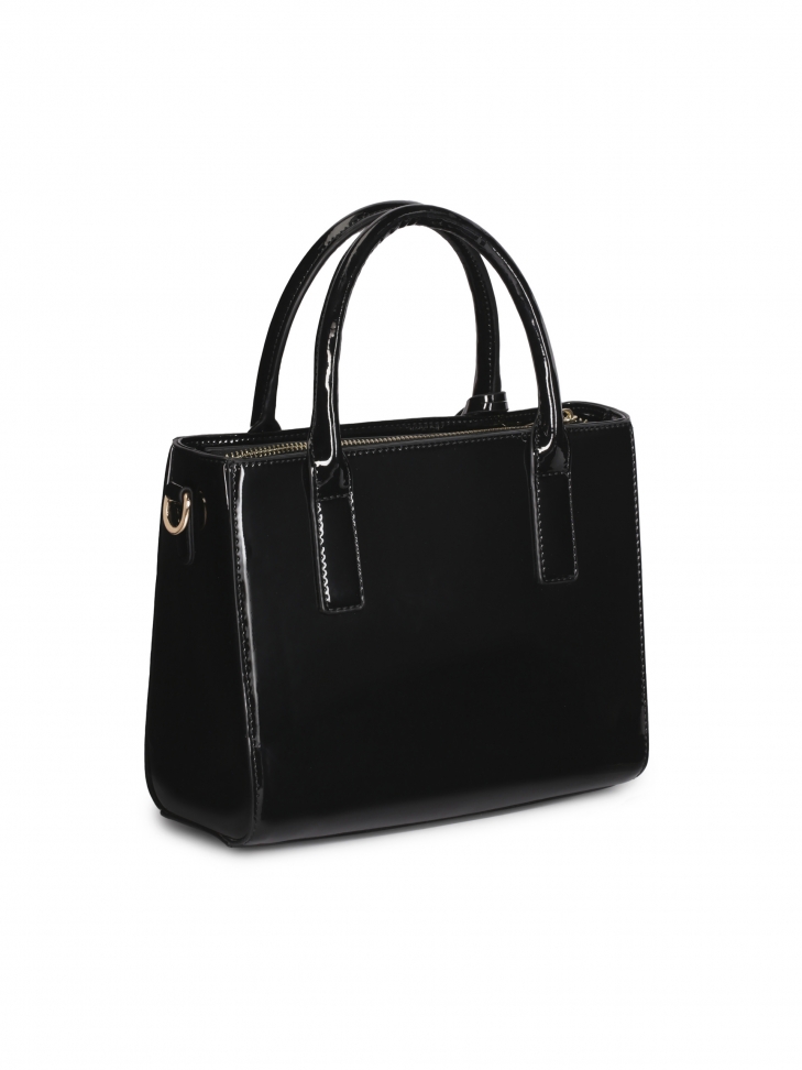 Lakierowana torebka o geometrycznym kształcie