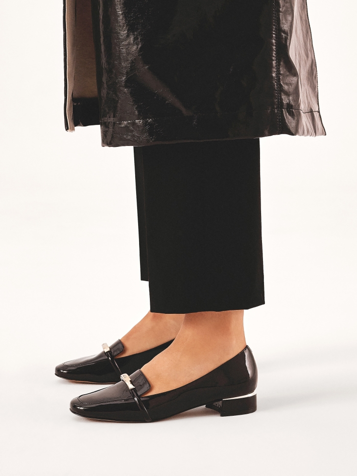 Płaskie czółenka z lakierowanej skóry