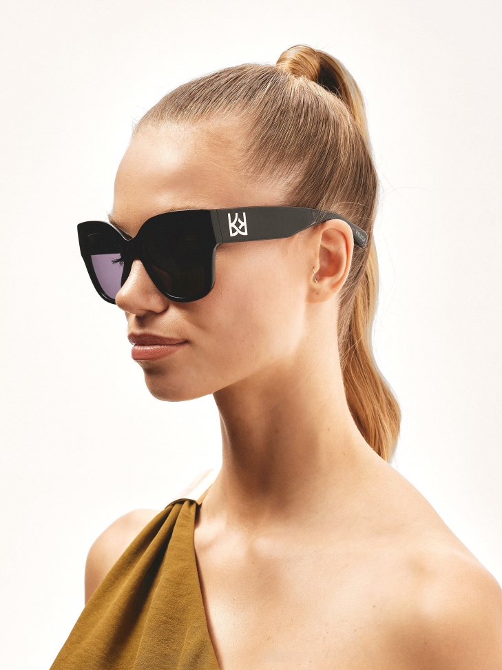 Czarne okulary przeciwsłoneczne z monogramami