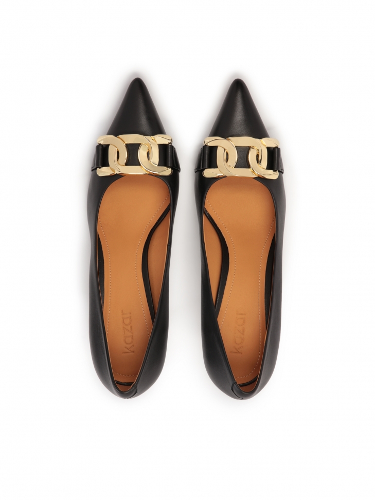 Ponadczasowe czółenka ze otą ozdobą na nosku