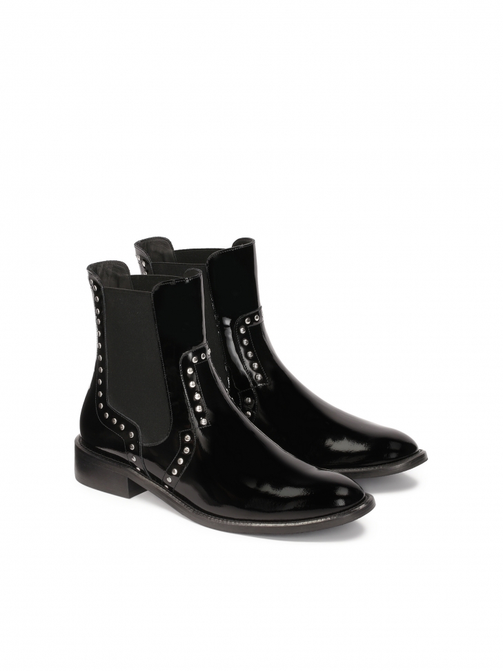 Lakierowane sztyblety zdobione srebrnymi nitami