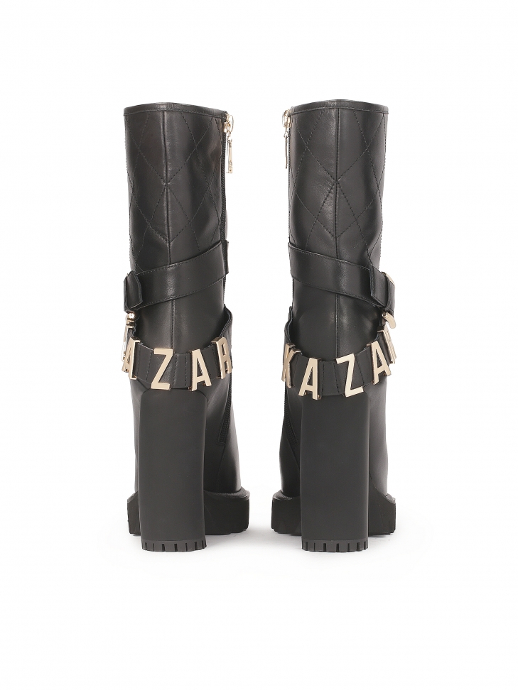 Botki na słupku z logowanym paskiem wokół cholewki