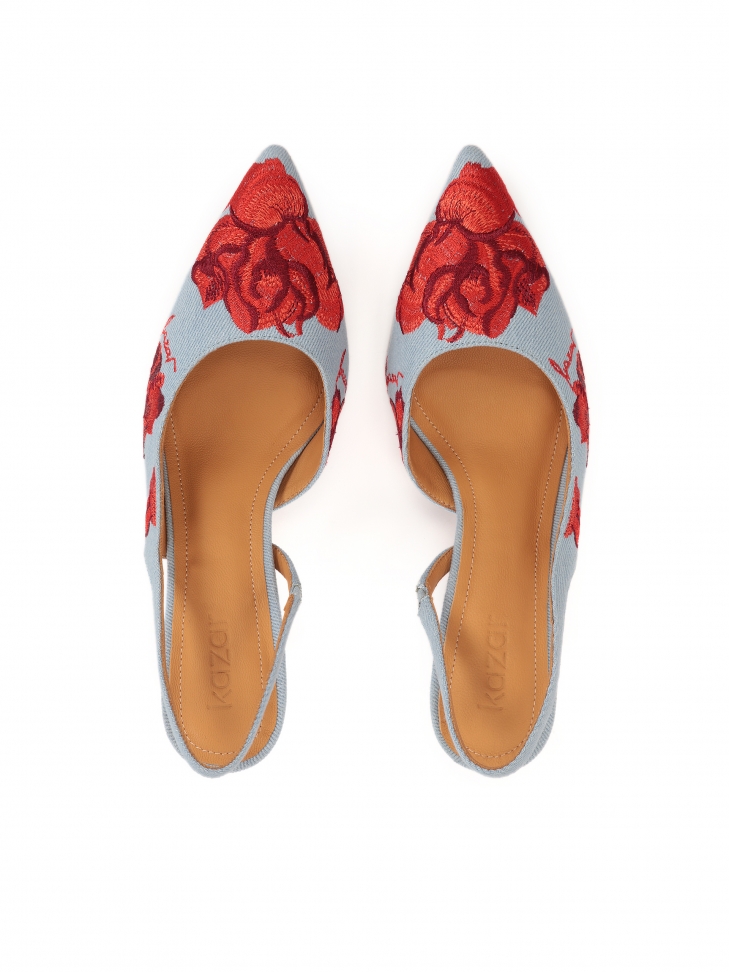 Niebieskie czółenka slingback z tkaniny w kwiaty