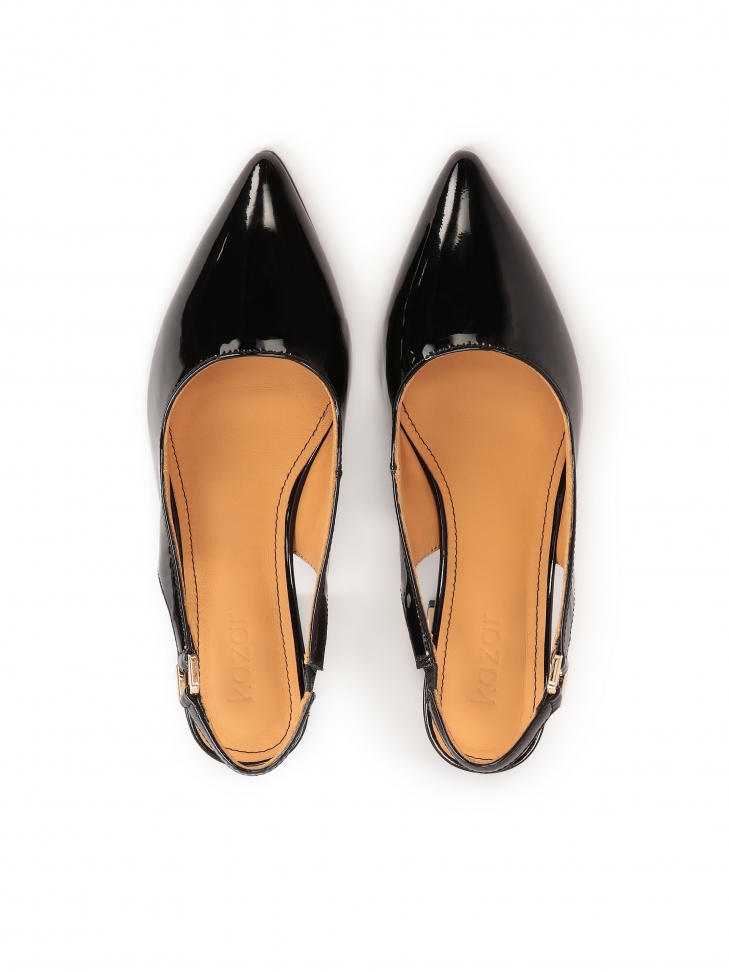 Lakierowane czółenka z odytą piętą i zdobionym obcasem