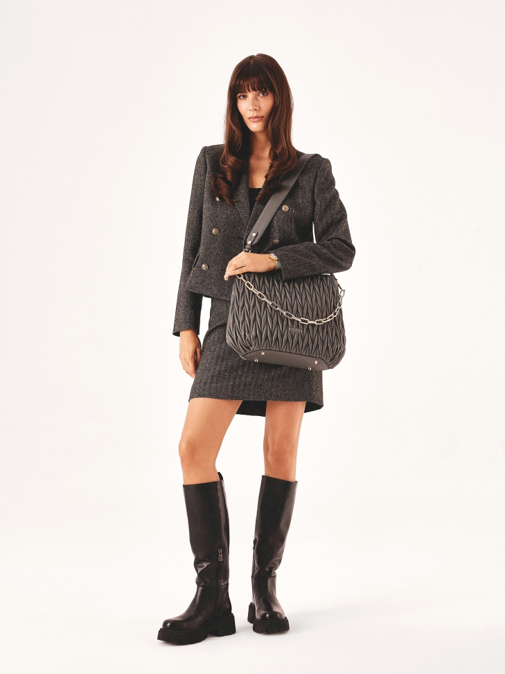 Minimalistyczne czarne kozaki na grubej podeszwie