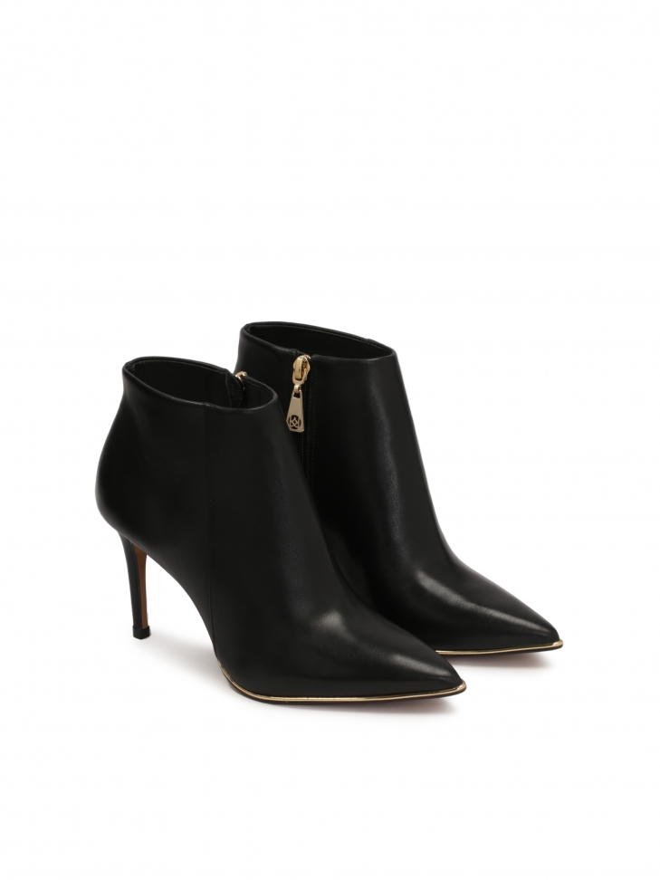 Klasyczne czarne botki na szpilce z niską cholewką