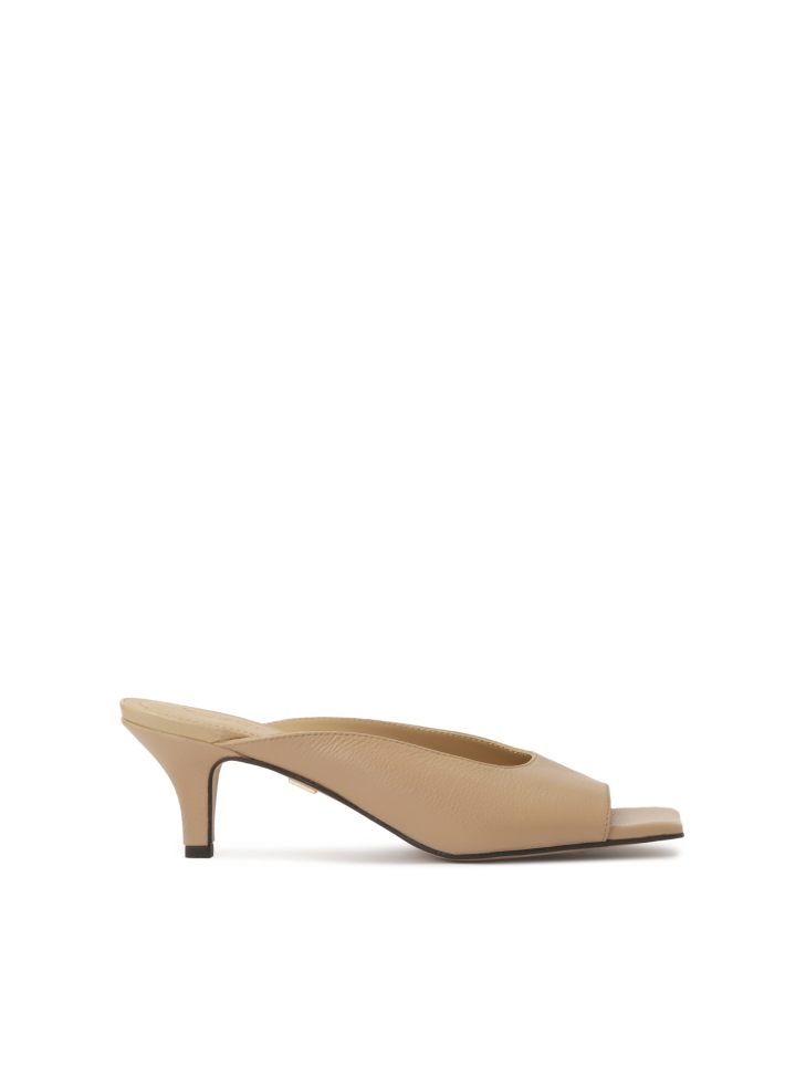 Skórzane klapki na niskim obcasie