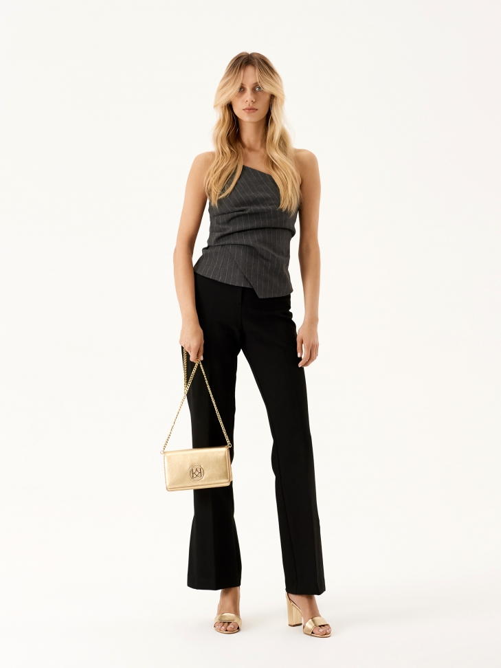 Złote sandały na słupku z paskiem wokół kostki