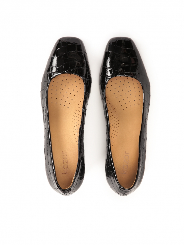 Czółenka z lakierowanej skóry tłoczonej