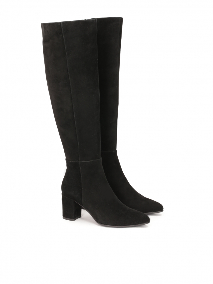 Zamszowe kozaki na słupkowym obcasie