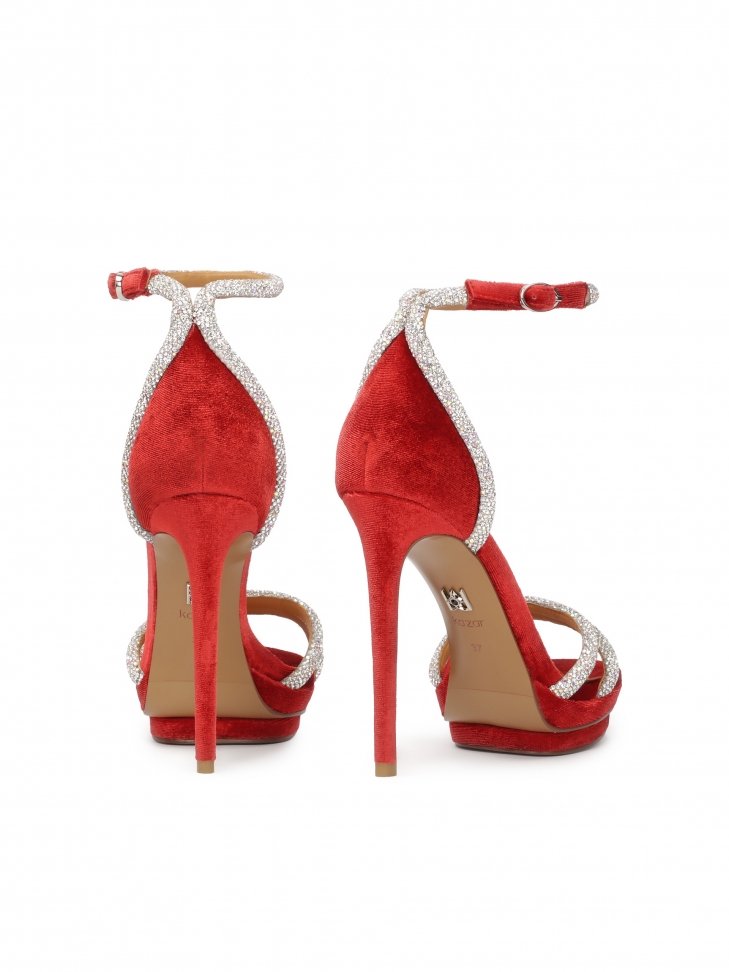 Czerwone sandały z błyszczącymi paskami