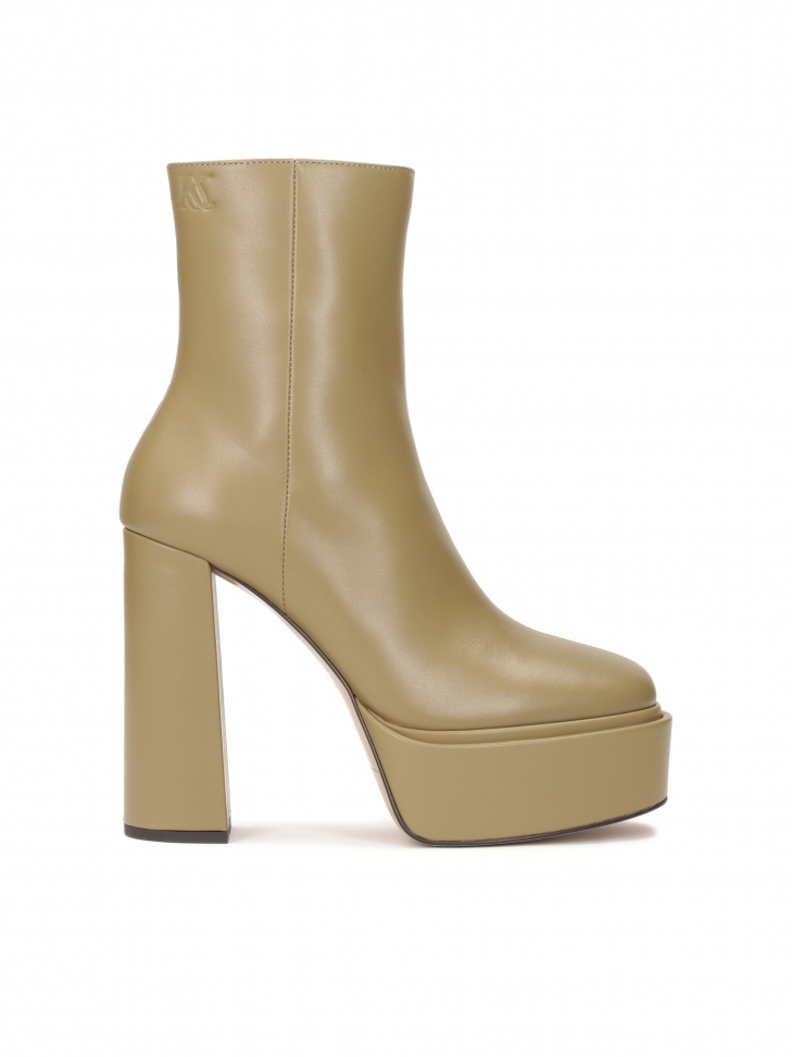 Botki na platformie i klocku ze smukłą cholewką