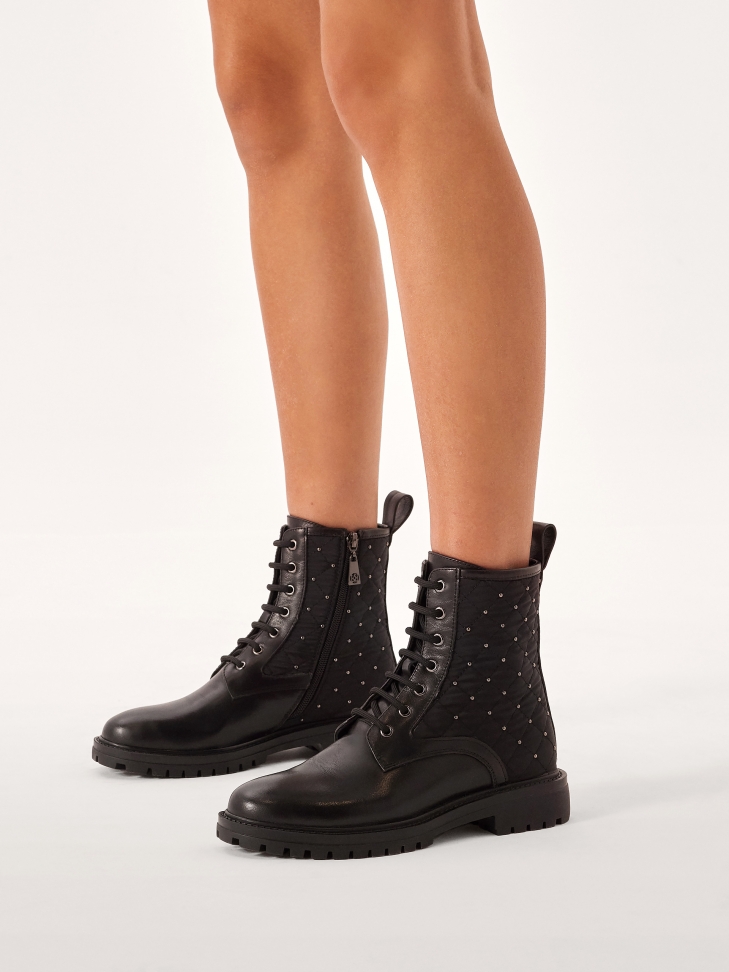 Zdobione nitami trzewiki z tkaniny i skóry