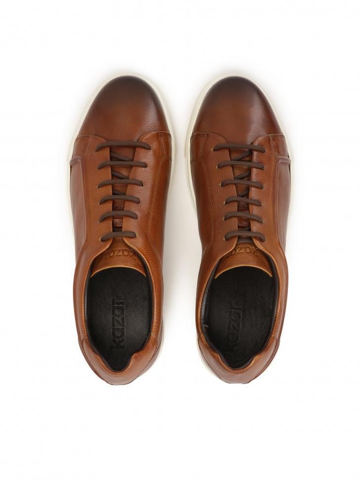 Brązowe sneakersy na białej podeszwie