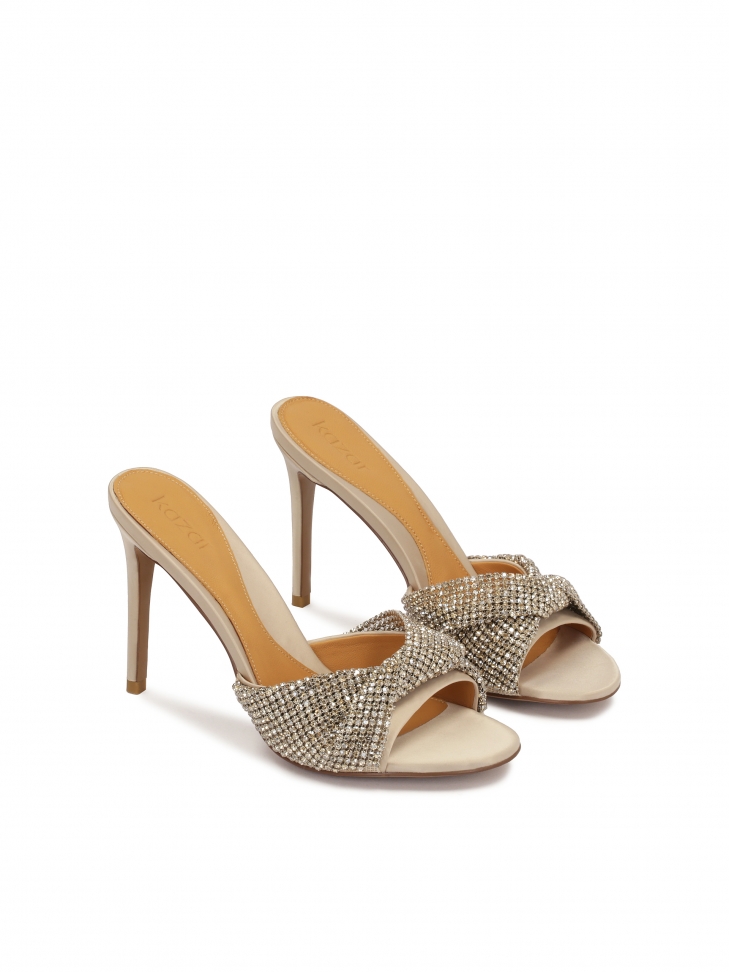 Beżowe klapki na szpilce zdobione cyrkoniami