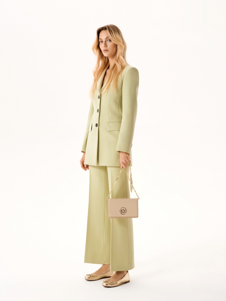 Skórzana prostokątna torebka na otym łańcuchu