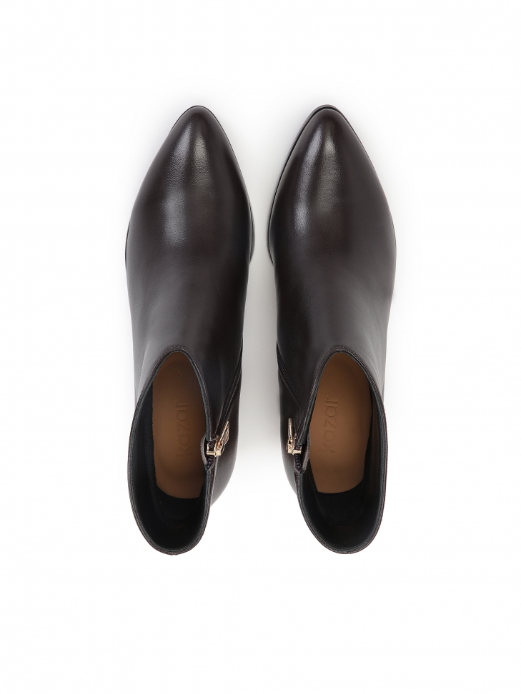 Ciemnobrązowe botki z wycięciem w cholewce i metalowym obcasem