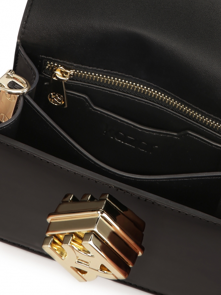 Lakierowana mini torebka z dużym zapięciem