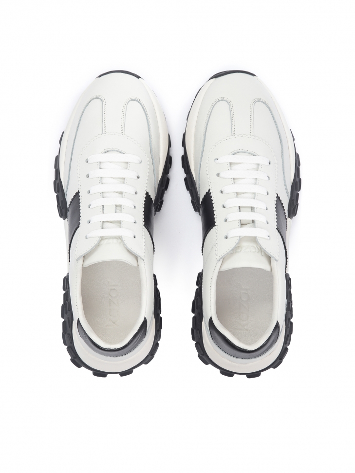 Białe sneakersy męskie z czarnymi wstawkami i grubą podeszwą
