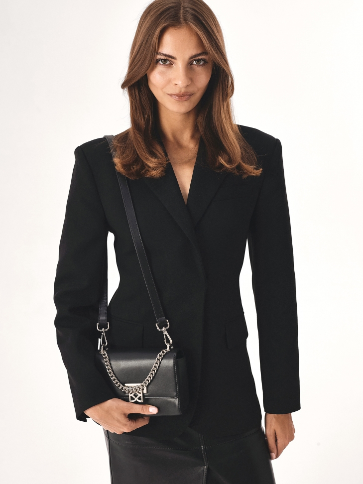 Mała torebka z metalowymi srebrnymi okuciami