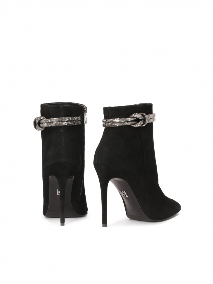 Czarne botki na smukłej szpilce z efektowną ozdobą