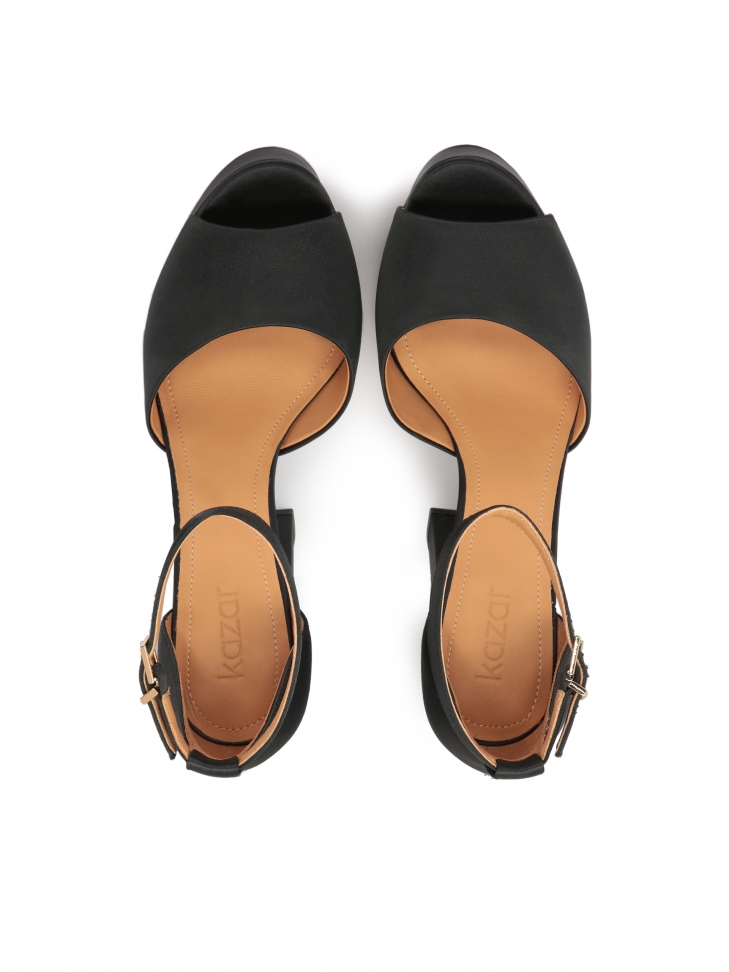 Czarne sandały z tkaniny na grubej platformie i słupku