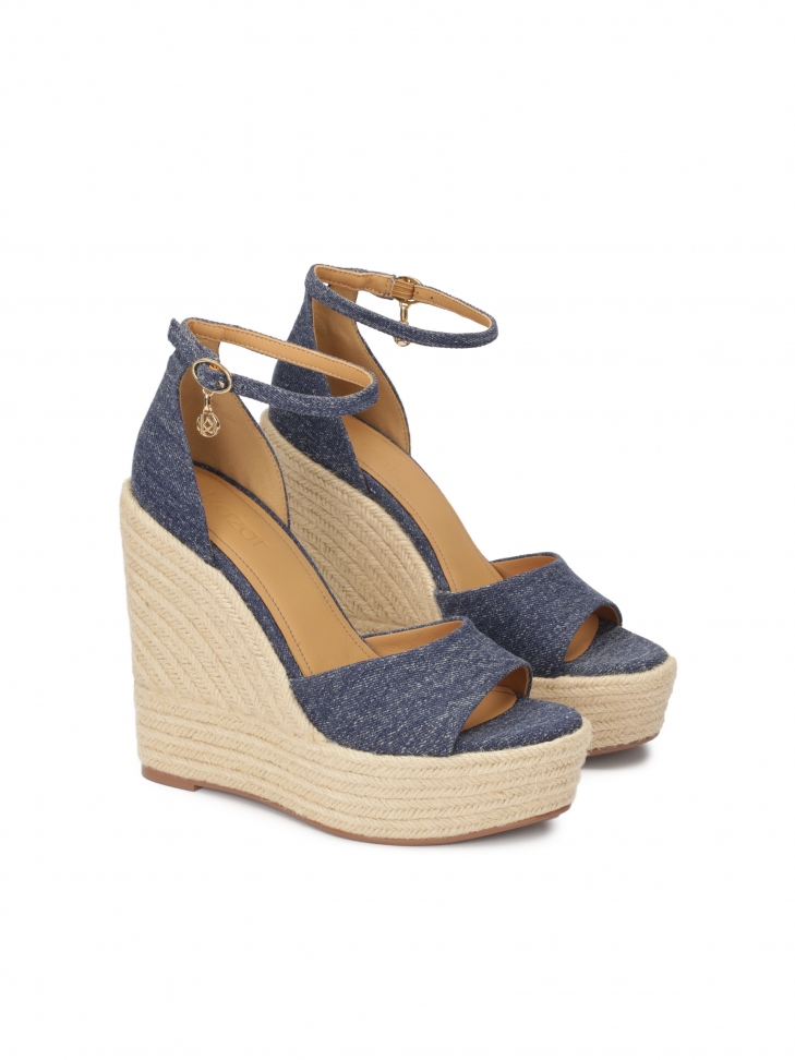 Denimowe sandały na koturnie z paskiem wokół kostki