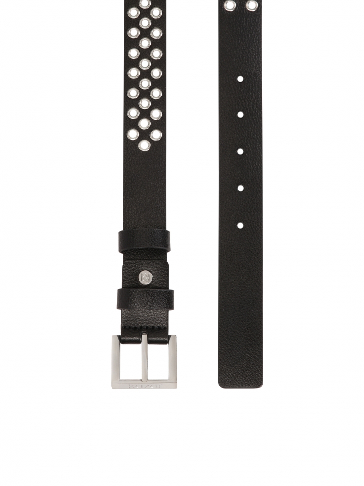 Czarny pasek ze skóry ozdobiony srebrnymi oczkami