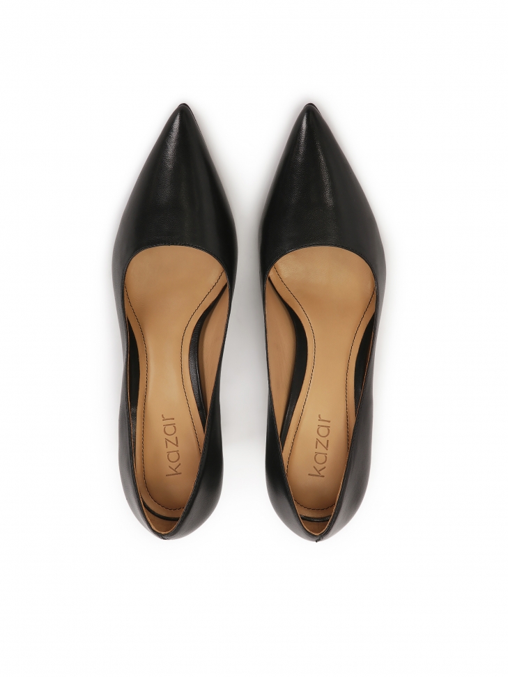 Czarne czółenka na słupku