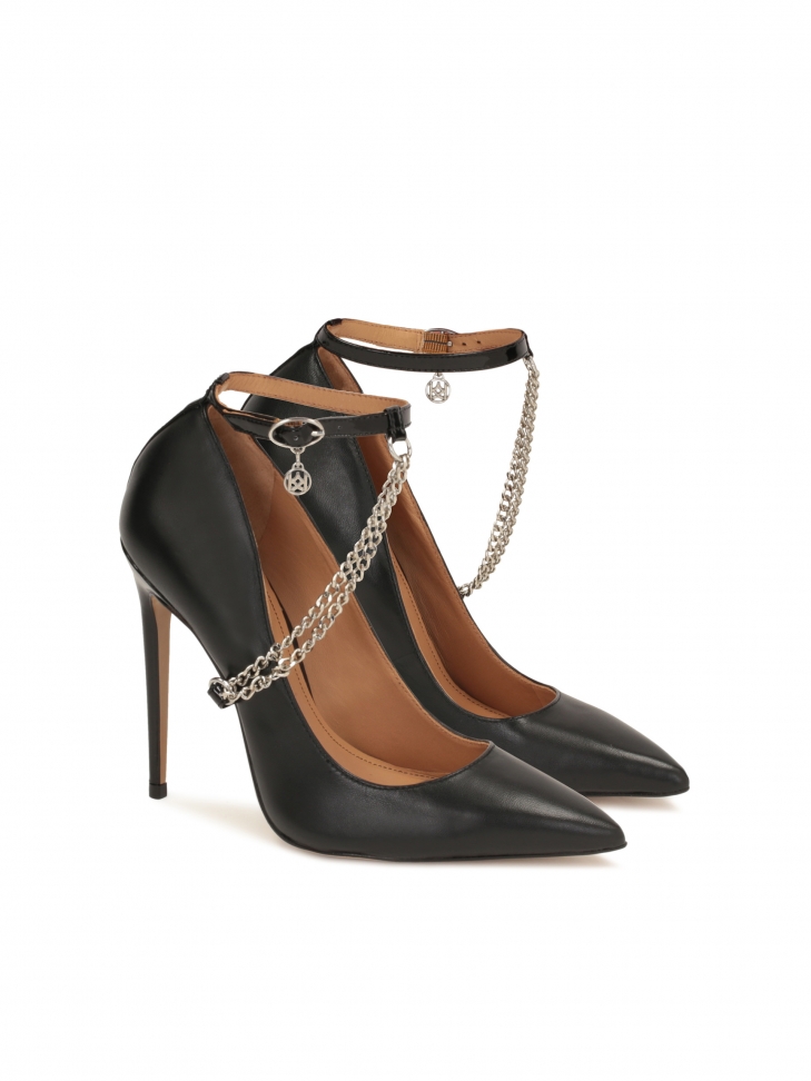 Awangardowe czółenka skórzane z łańcuchem